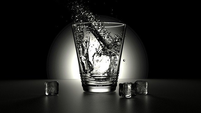 Glass mit Trinkwasser